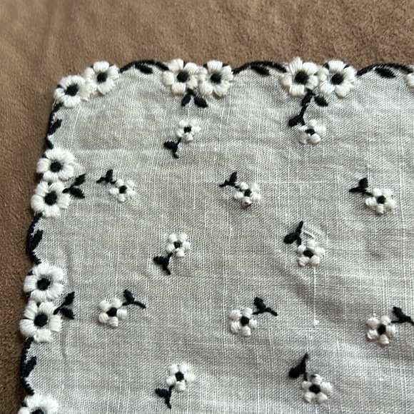 Embroidered Floral Handkerchief Set (4) Vintage - Picture 13 of 13